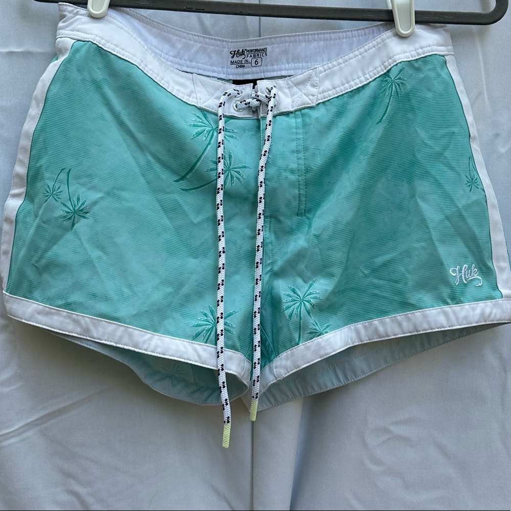 HUK Womens Quick Drying Performance Teal & white floral print Size 6